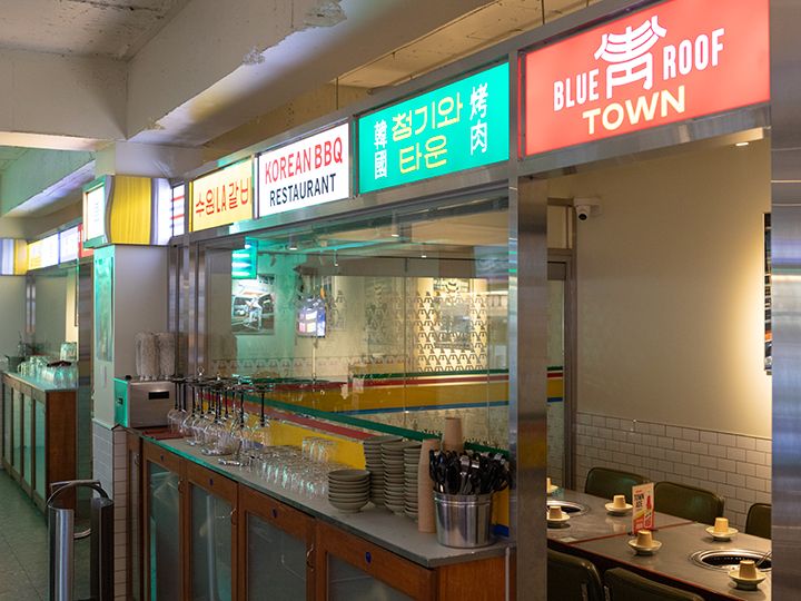 レトロなコンセプトの店内