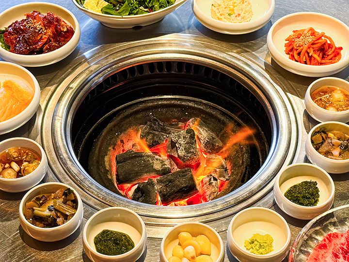 お肉を香ばしく焼く炭火