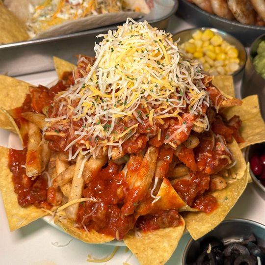 ミートチリがたっぷりかかったスパイシーな「ミートチリ・ポテトフライ」はビールのおつまみにピッタリ!