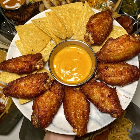 鶏肉の手羽を素揚げにし、辛味の強いソースをまぶした「バッファローウィング」も定番。