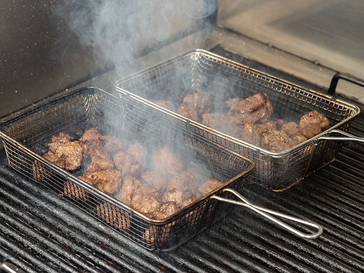 お肉は厨房の炭火で調理