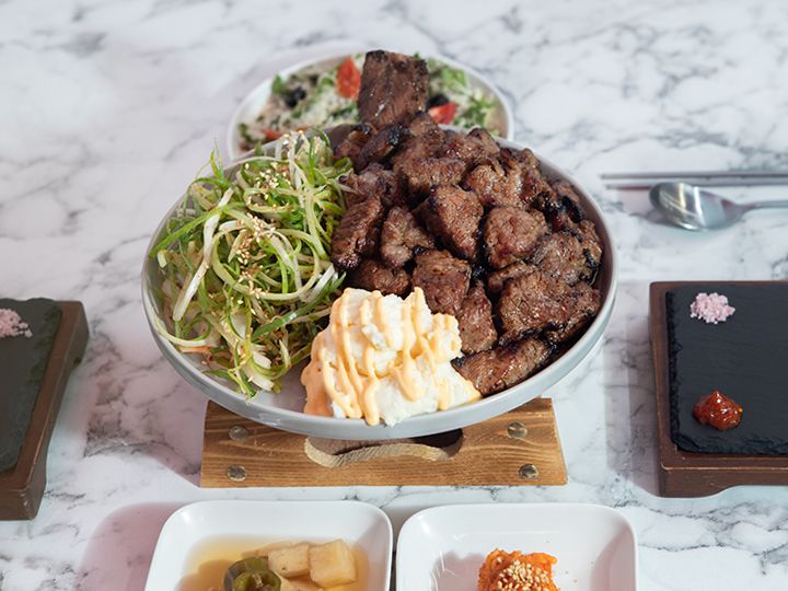 ネギサラダ(左)と、ポテトサラダ(下)も美味しい