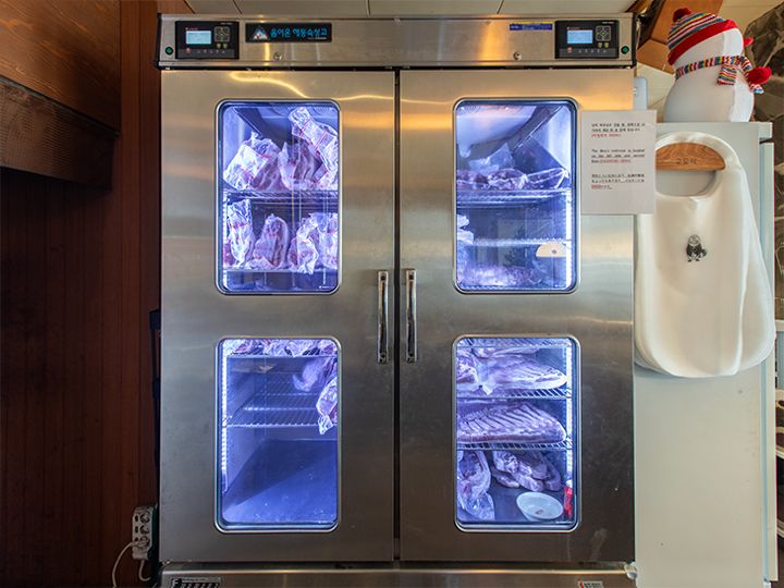 真空パックにいれて熟成させる「ウェットエイジング」の熟成冷蔵庫