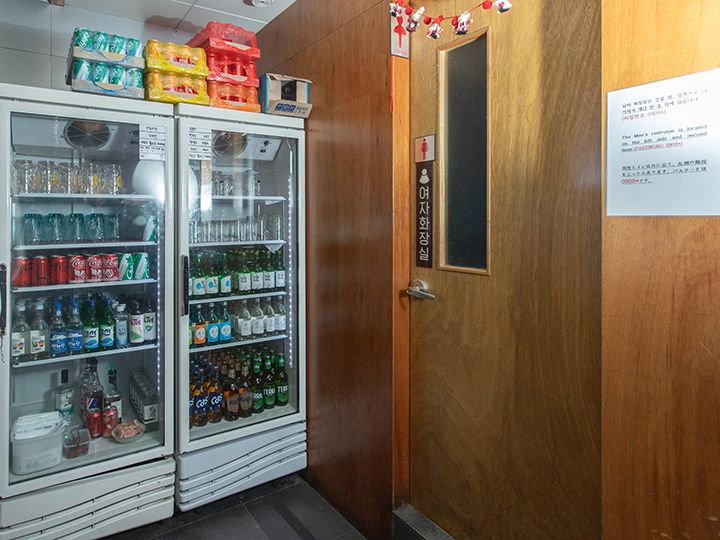 女性トイレは店内に、男性トイレは階段の途中にあり(店内に張り出されている暗証番号を入力)