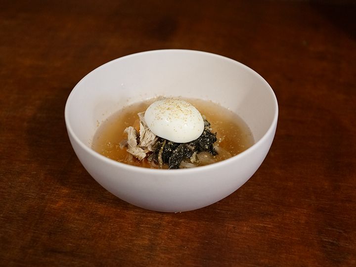 こんにゃく蕎麦冷麺(水冷麺)
日本の製麺所から取り寄せている麺を使用し、スープ・具材はお店オリジナルの味に仕上げました。