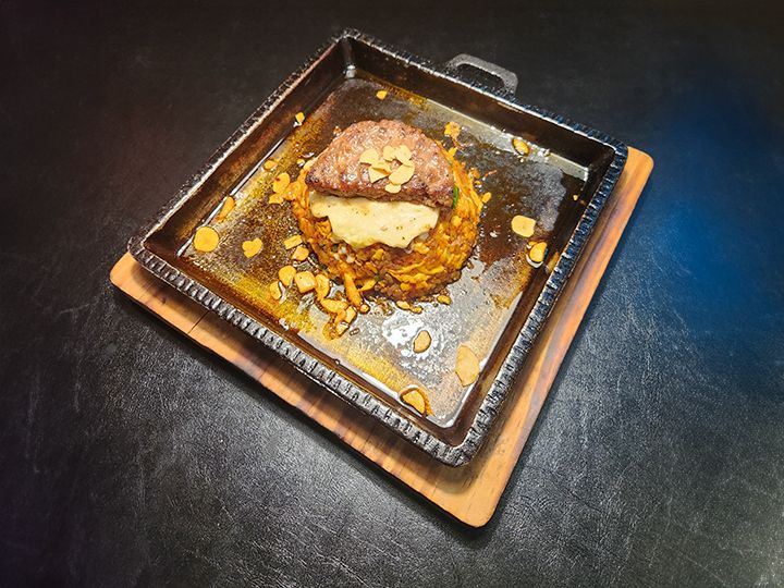 鉄板焼き飯
大きなトッカルビ(韓国式ハンバーグ)と香ばしいチーズ、そして鉄板に広がる卵焼きのハーモニーがたまらない一品です。
