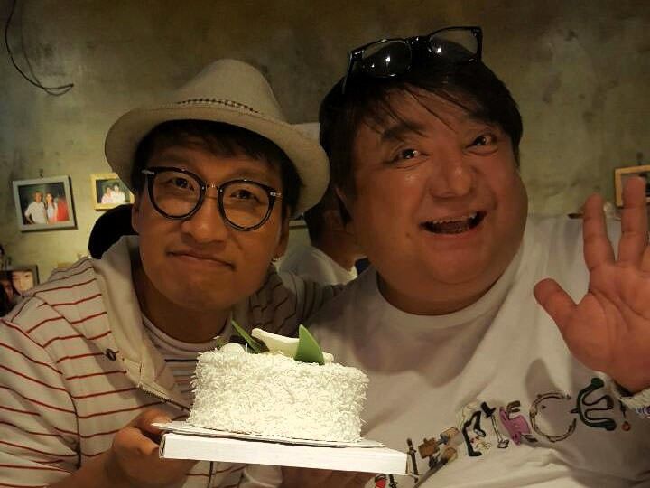 オダリチプを訪問したグルメリポーター・彦摩呂(右)と、オーナー(左) ※写真提供：オダリチプ