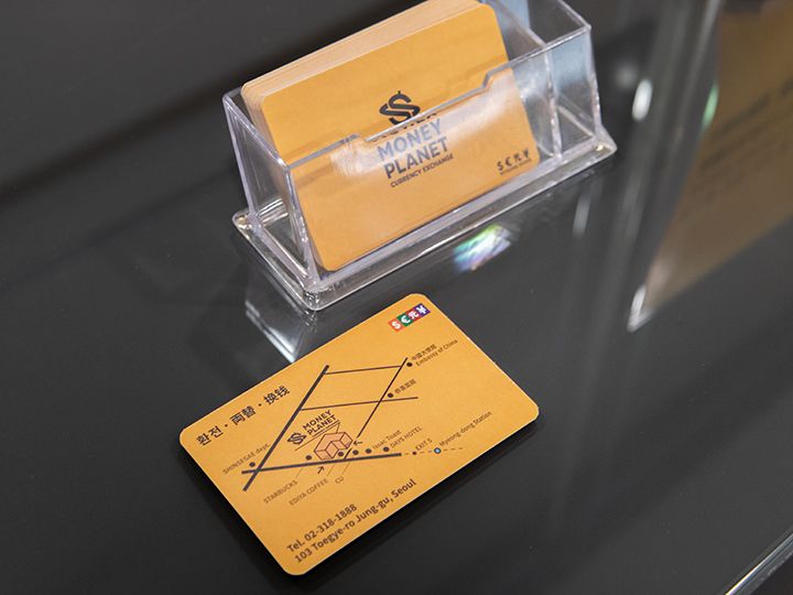 二つの入口の位置が明記されたお店のカード