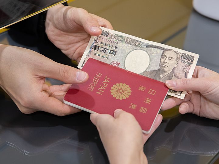日本円とパスポートを渡します