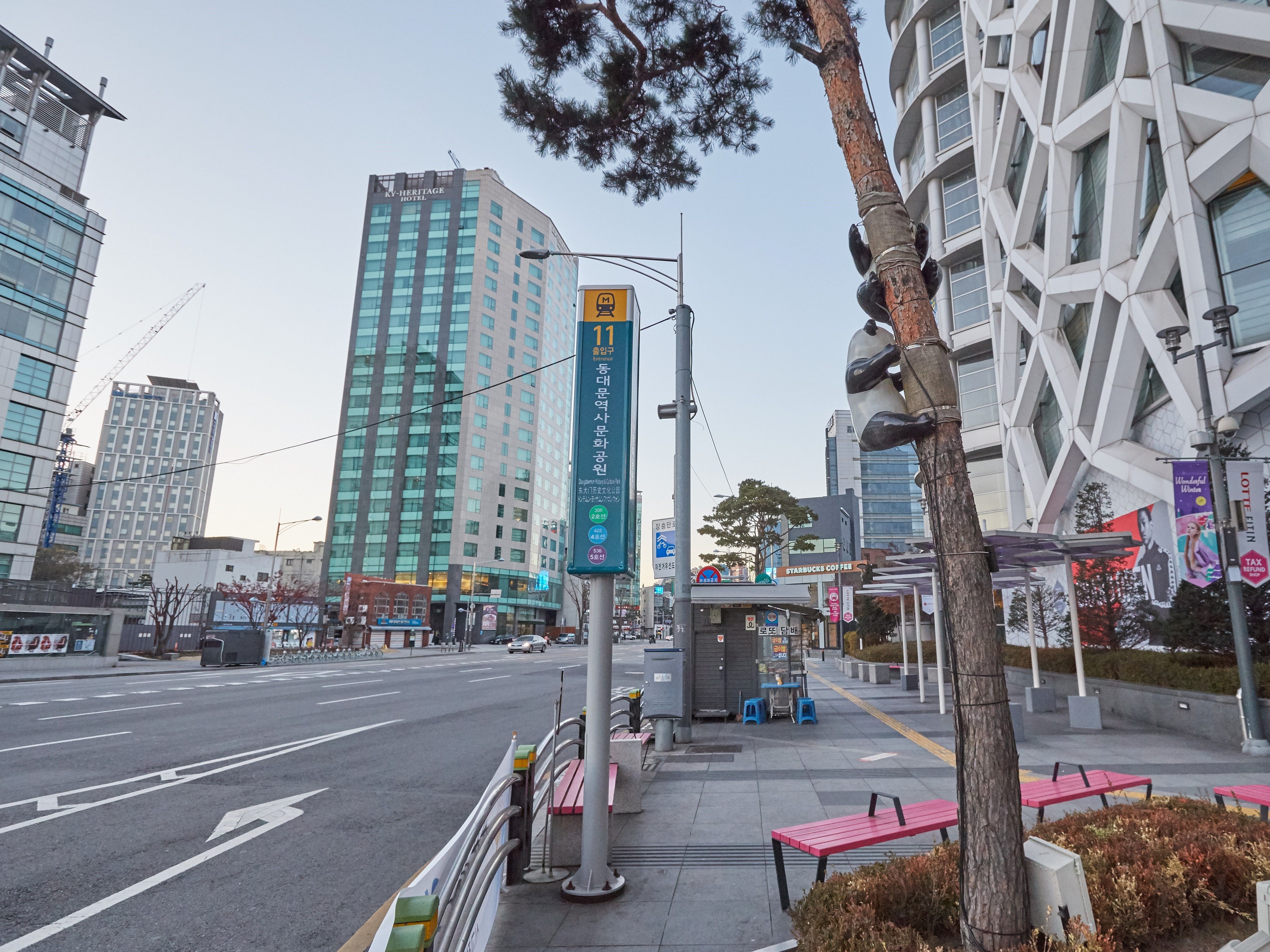 1.東大門(トンデムン)
地下鉄2、4、5号線東大門歴史文化公園(DDP)駅11番出口【地上】