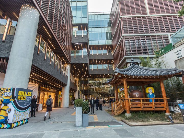 仁寺洞では約80店舗が入店する複合モールが人気