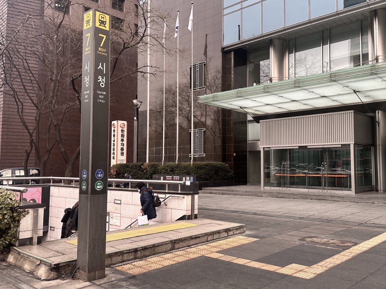 3.市庁(シチョン)
地下鉄1、2号線市庁(シチョン)駅7番出口【地上】