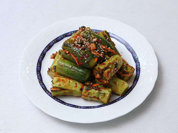 きゅうりキムチ(オイキムチ)
きゅうりの爽やかな風味とピリっと辛い薬味が絶妙に調和!