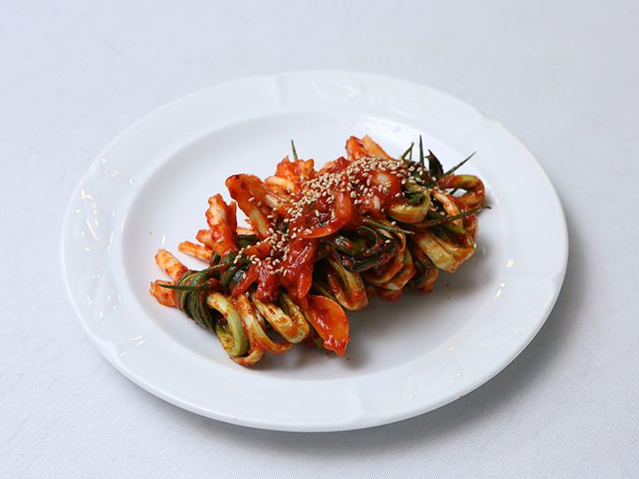 ネギキムチ
わけぎの辛みが食欲をそそる!熟成させると辛みが和らぎ、深い味わいに