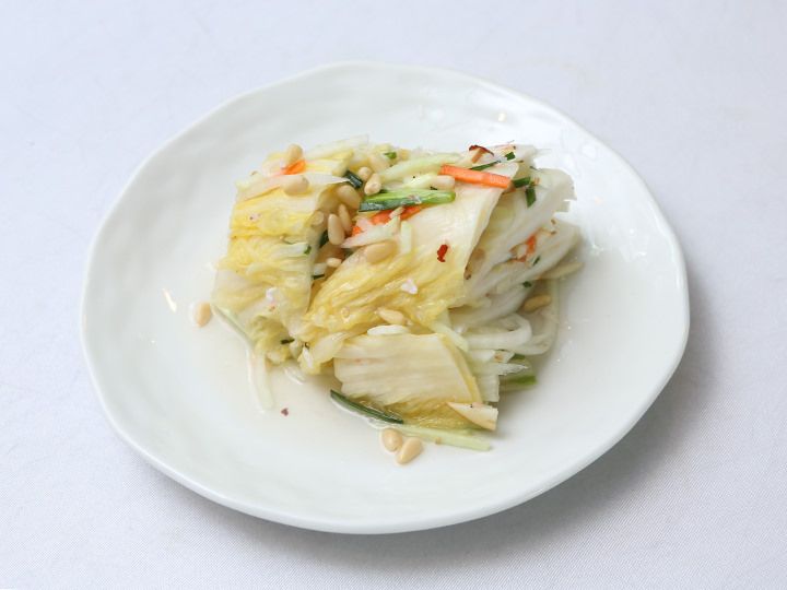 白キムチ(ペッギムチ)
辛さが苦手な人におススメ!唐辛子を使わないあっさり味のキムチ
