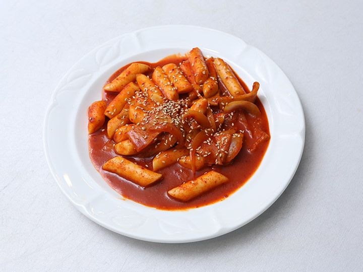 トッポッキ
韓国餅を甘辛いコチュジャンで炒め煮込んだ料理