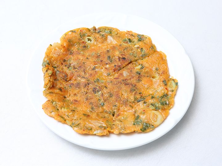 キムチチヂミ
キムチがシャキシャキ!韓国式お好み焼き