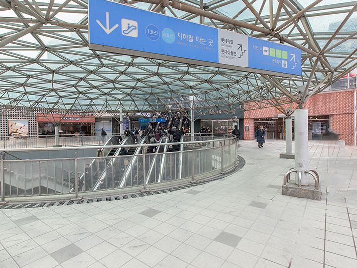タクシー乗り場、バス乗り場へ移動できる1階