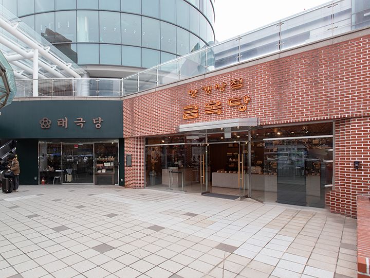 1階にもお店が数店舗あり