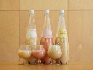 (左から)ソンマッコリ、赤米マッコリ、濁酒
