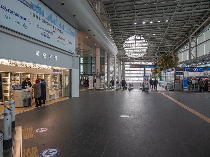 空港鉄道・都心空港ターミナルからエスカレーターで上がったところにある