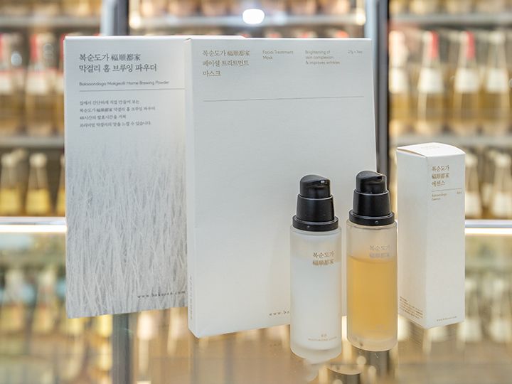 マッコリベースのコスメ商品
(左から、シートマスク、ローション、エッセンス)