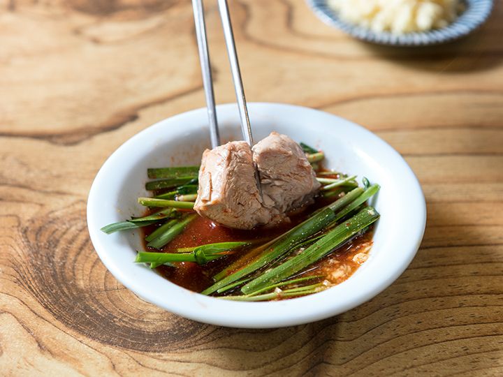 鶏肉やジャガイモ、お餅をタレ付けて頂きましょう！