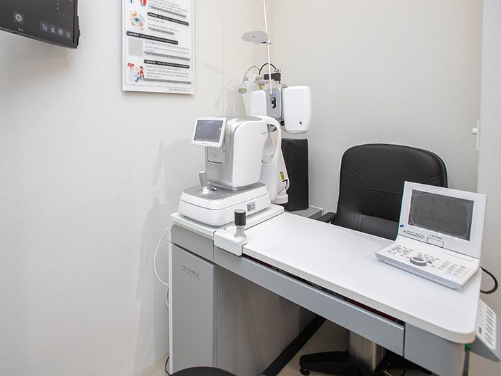 2.視力測定
視力が極端に悪い場合はフレームデザインが制限される場合もあるため、先に伝えることをおすすめします。