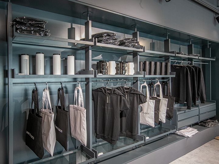 トートバッグやマグカップ、タンブラーなどオリジナルグッズもいっぱい