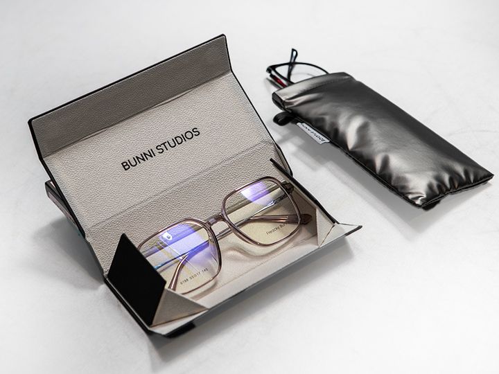 メガネケースをプレゼント
メガネを購入した人にケースをプレゼント。