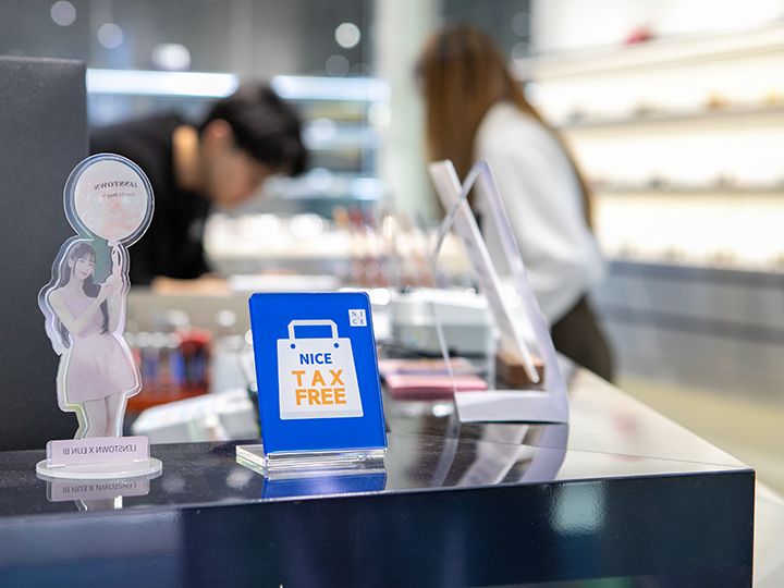 5.受け取り
会計時に、その場で税金が還付される「即時還付制度」を利用できます。
配送希望の場合は、送料自己負担で対応可能。