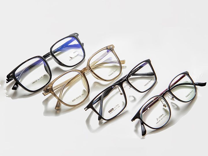 ブラック系フレーム
黒縁メガネ。コーディネートに取り入れやすく、使い勝手の良いアイテム。引き締めカラーなので小顔効果も狙えます。