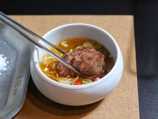 お店オリジナルの特製ソースにつければ、よりジューシーな味わいに