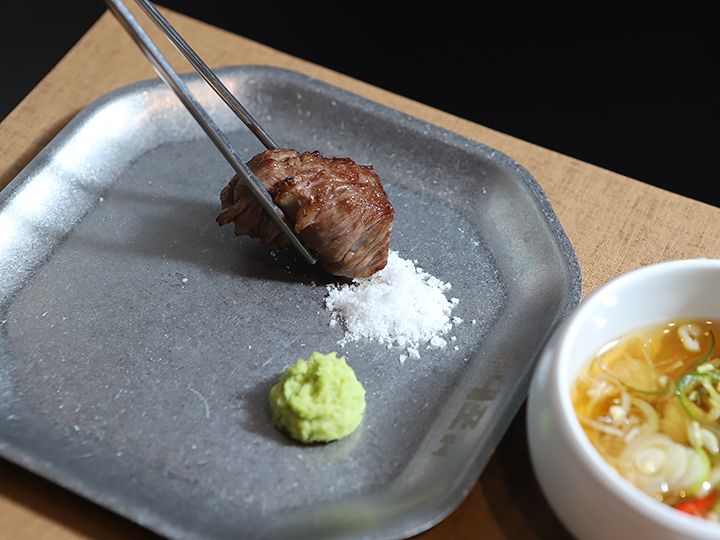 10年熟成の天日塩につけて、お肉が持つ旨味を味わう