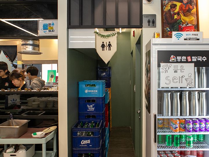 お手洗いは店内にあり