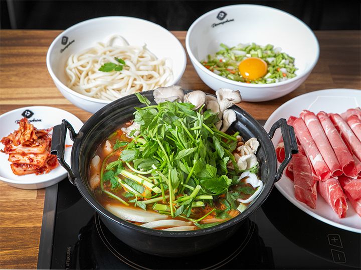 基本セット(2人前)と、追加の牛肉(写真右)