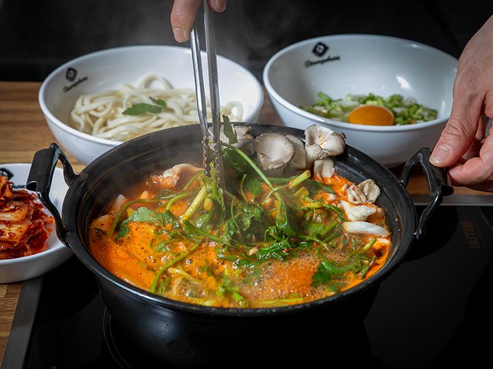 1.鍋をIHコンロの上に乗せて強火で煮込みます。