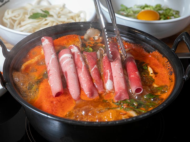 2.牛肉は野菜がしなってきたら、しゃぶしゃぶし、野菜と一緒に味わいます。