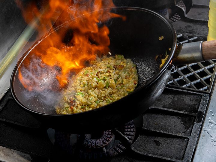 焼き飯は厨房で調理