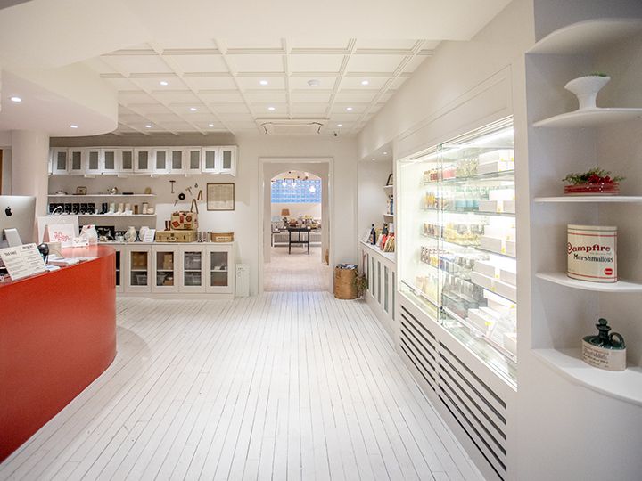 4階の会計カウンター(左)