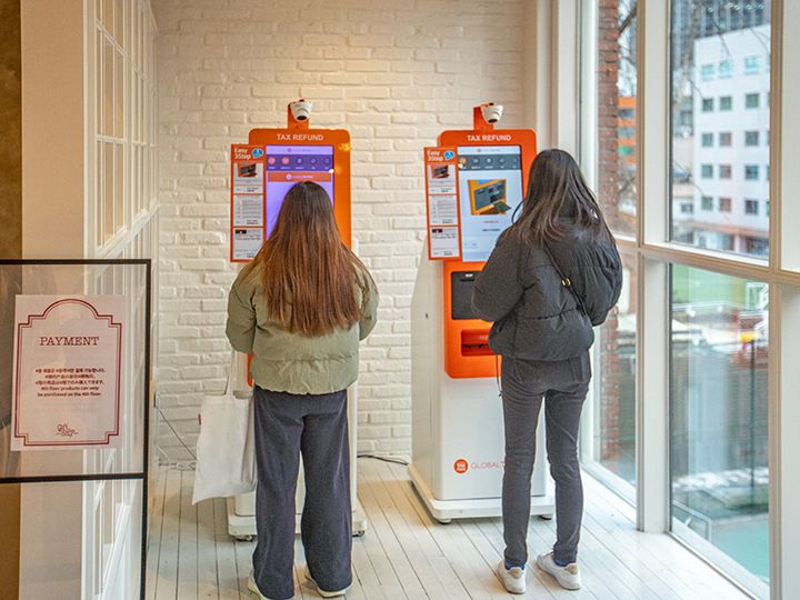 4階の「タックス自動払い戻し機」