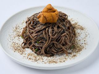 ウニのエゴマ油味の蕎麦 ※写真提供：ジンジャッカキ