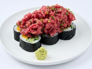 ユッケキムパッ(韓国海苔巻き) ※写真提供：ジンジャッカキ