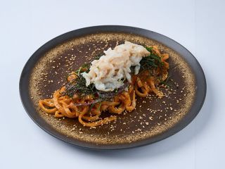 アワビ入りピリ辛混ぜ麺 ※写真提供：ジンジャッカキ
