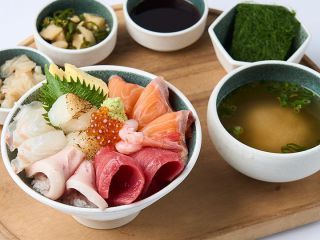 海鮮丼 ※写真提供：ジンジャッカキ