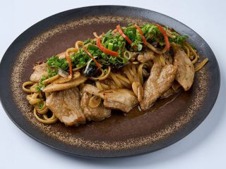 豚トロとナムルのパスタ ※写真提供：ジンジャッカキ