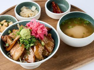 豚トロ丼 ※写真提供：ジンジャッカキ
