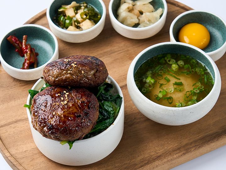 トッカルビ(韓国式ハンバーグ)丼 ※写真提供：ジンジャッカキ