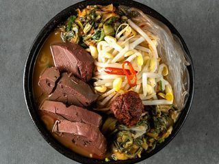 牛肉・ソンジ入りヘジャングッ ※写真提供：明洞中央会館