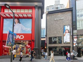 お店の場所は「SPAO(写真左)」と「NEW ERA(写真右)」の間の路地を進む